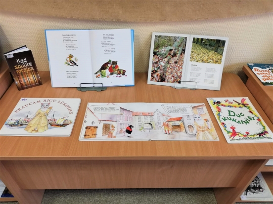 Literatūras izstāde ''Ar tautasdziesmu azotē''